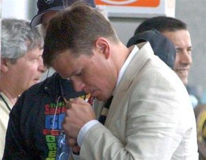 Matt Damon allumant une cigarette